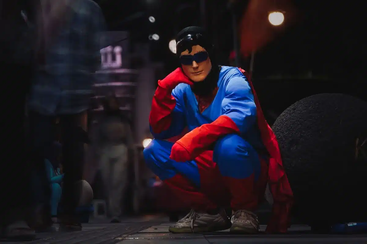 Scena di azione cinematografica con effetti visivi e personaggi in posa eroica.