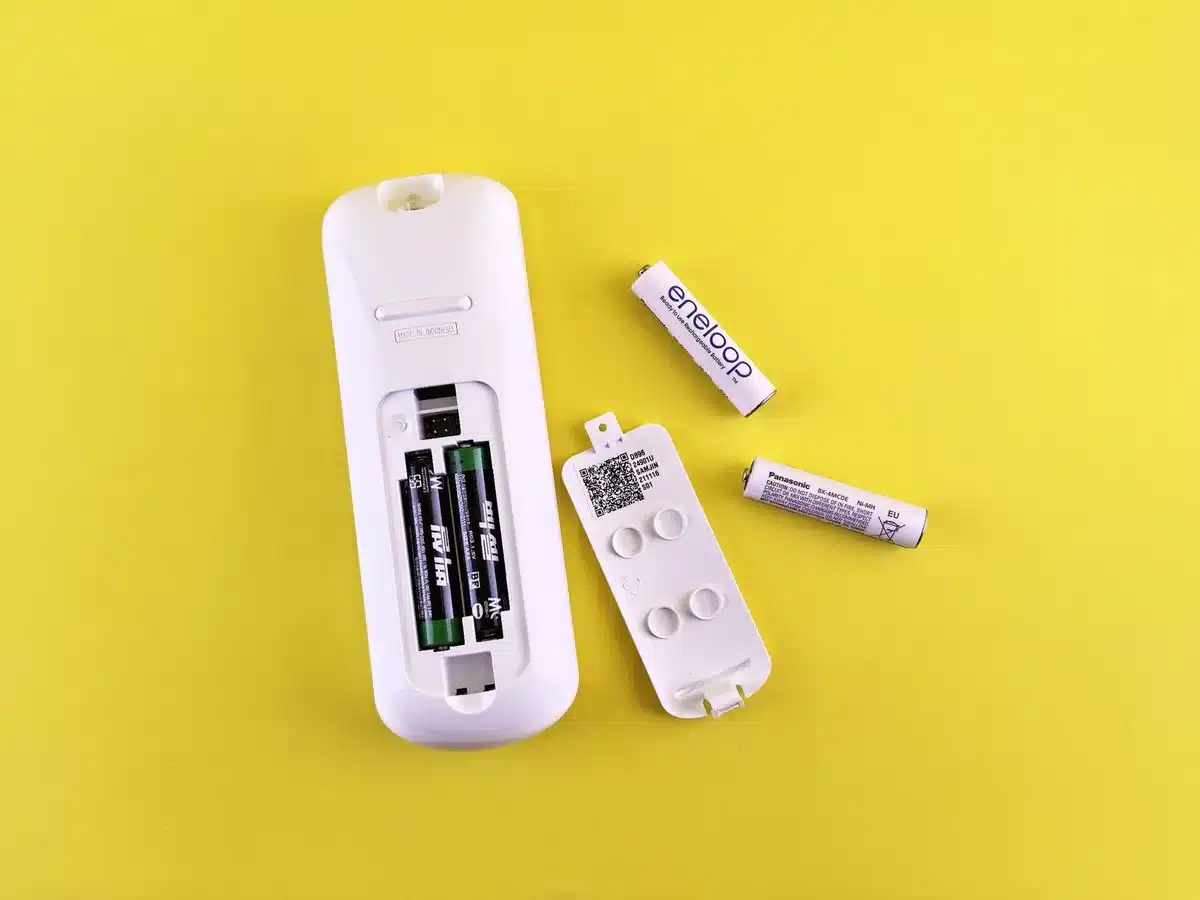 Dettaglio di un auricolare con sportello di accesso alla batteria facilmente rimovibile.