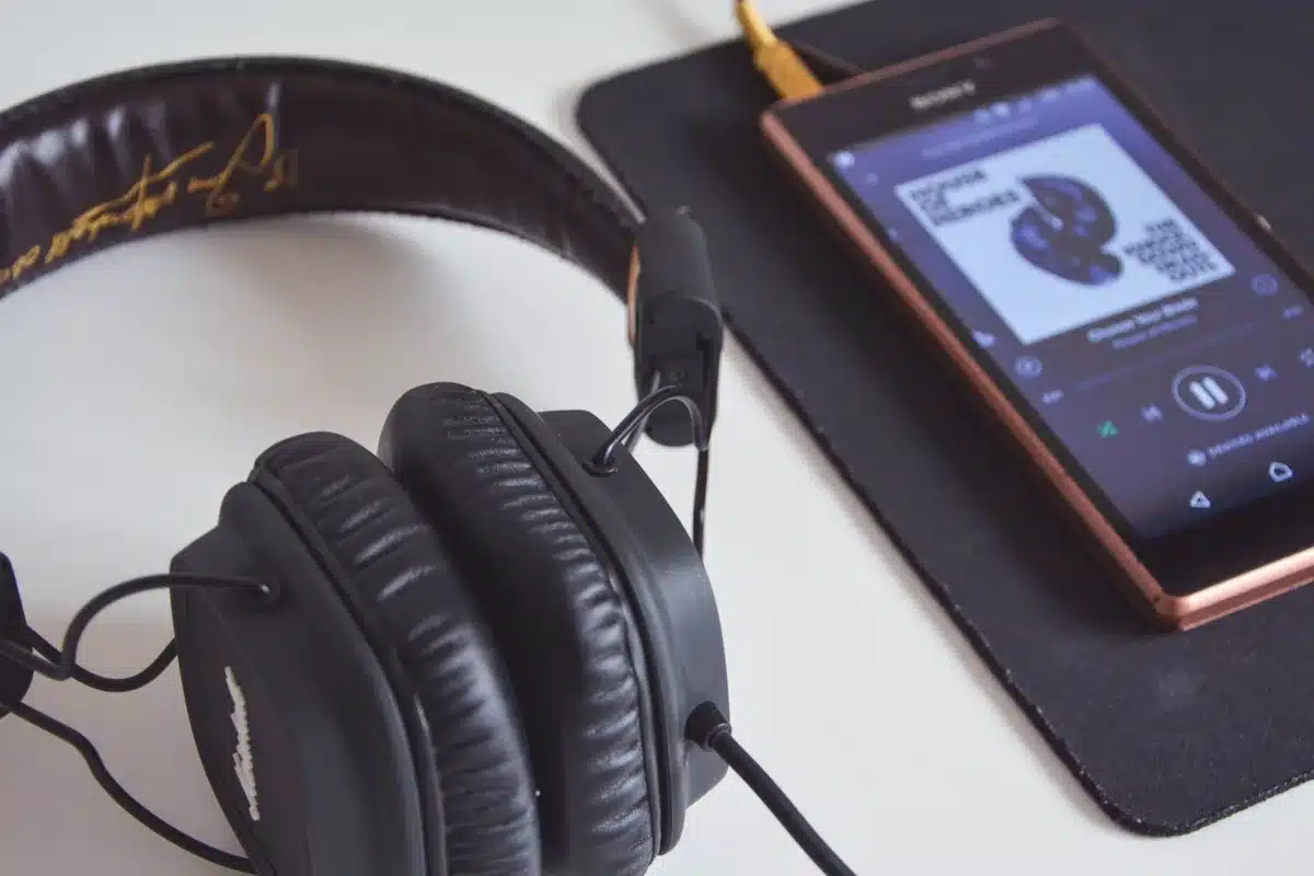 Cuffie wireless su superficie moderna con indicatori di qualità audio