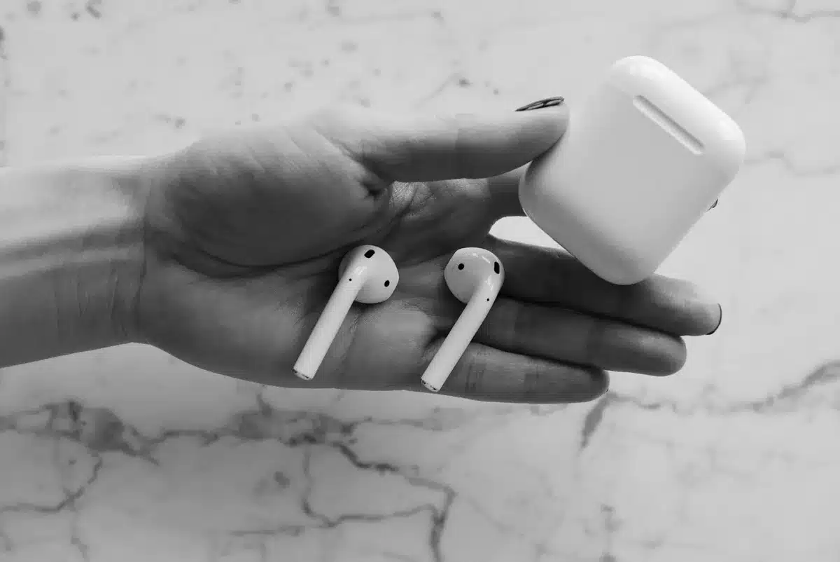 Auricolari wireless e smartphone con visualizzazione di onde sonore su display moderno