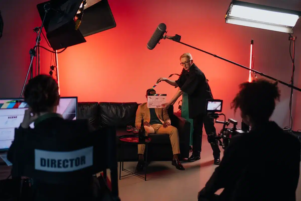 Attori e troupe di produzione durante le riprese di una scena cinematografica