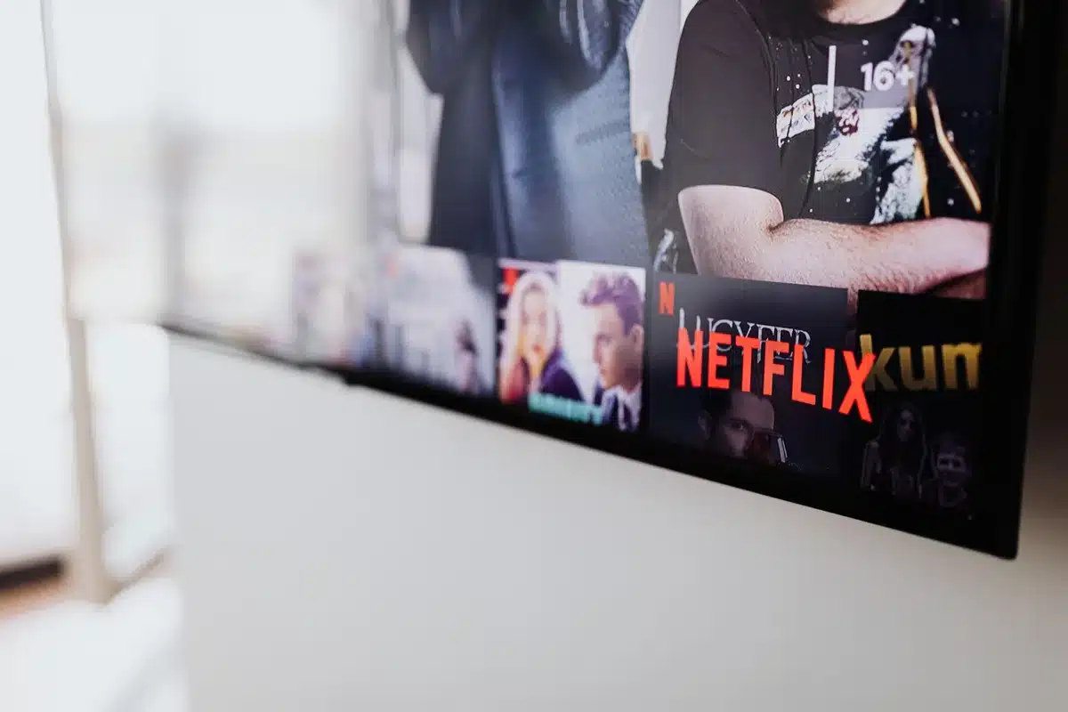 Interfaccia di Netflix con contenuti in streaming su schermo televisivo