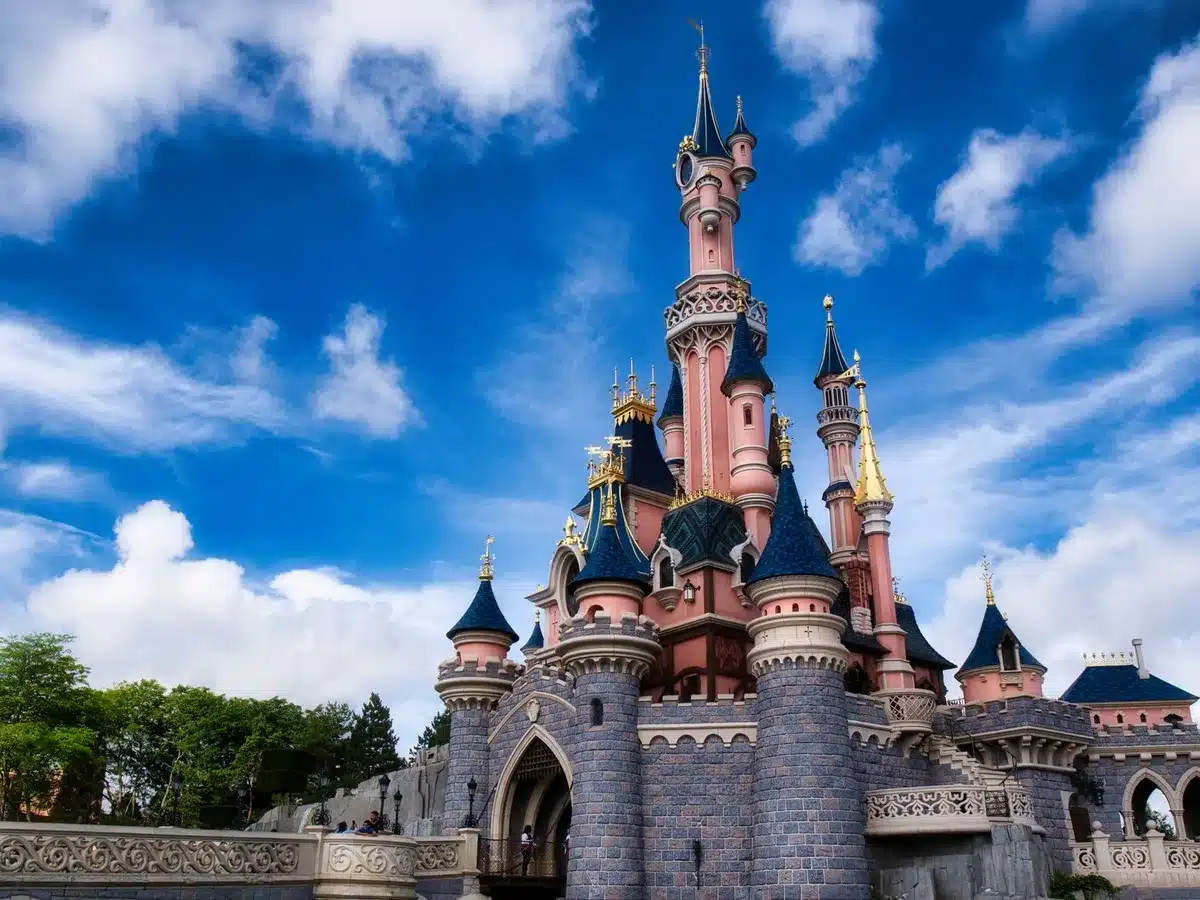 Principessa in un castello magico con luci scintillanti in uno scenario da fiaba animata