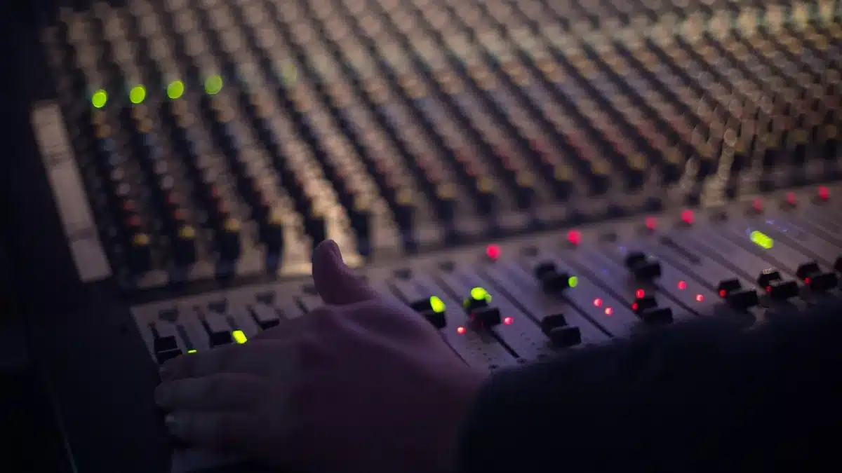 Consolle di produzione musicale in studio di registrazione