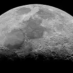 Paesaggio del polo sud lunare con crateri ghiacciati e ombre permanenti