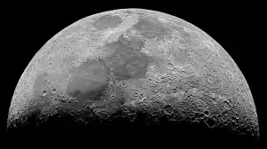 Paesaggio del polo sud lunare con crateri ghiacciati e ombre permanenti