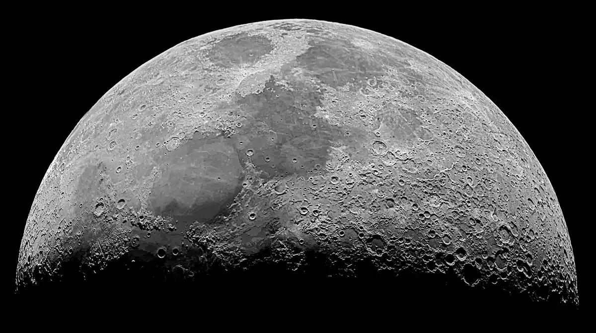 Paesaggio del polo sud lunare con crateri ghiacciati e ombre permanenti
