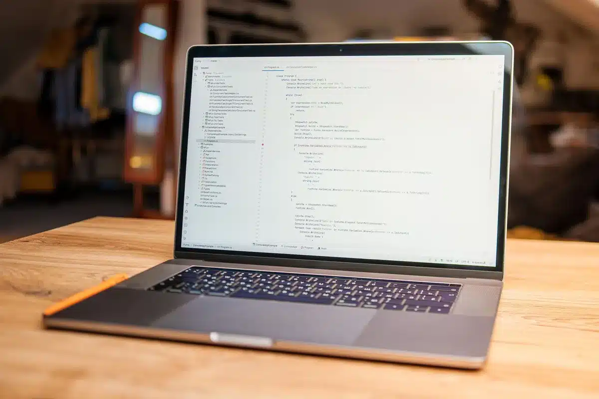 Ambiente di lavoro desktop con applicazioni e finestre aperte in simultanea