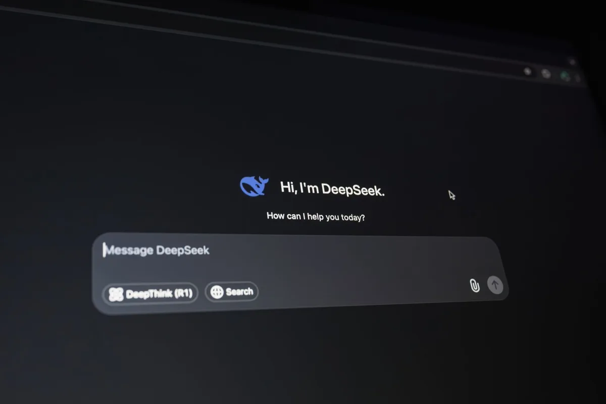 Schermata di un'estensione browser con pannello laterale per interagire con un assistente AI