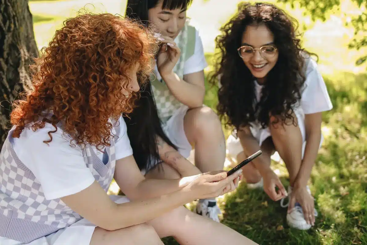 Due giovani donne durante gli anni Settanta, in un momento di complicità tra amiche del liceo.