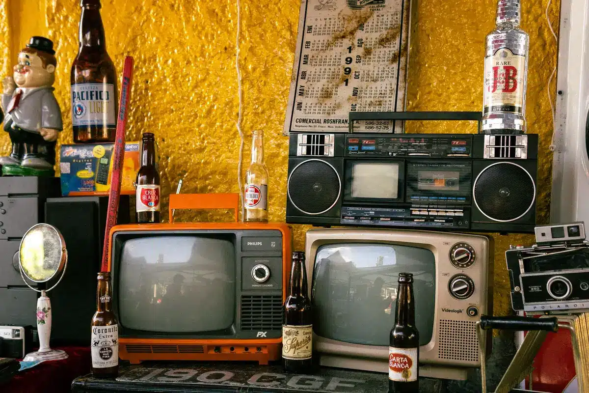 Set di una serie televisiva degli anni Ottanta con attori in abiti d'epoca.
