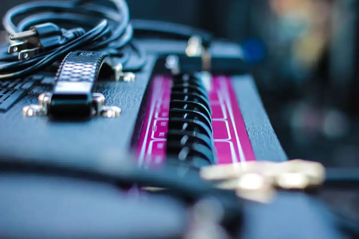 Chitarra elettrica e amplificatore in primo piano durante una sessione rock
