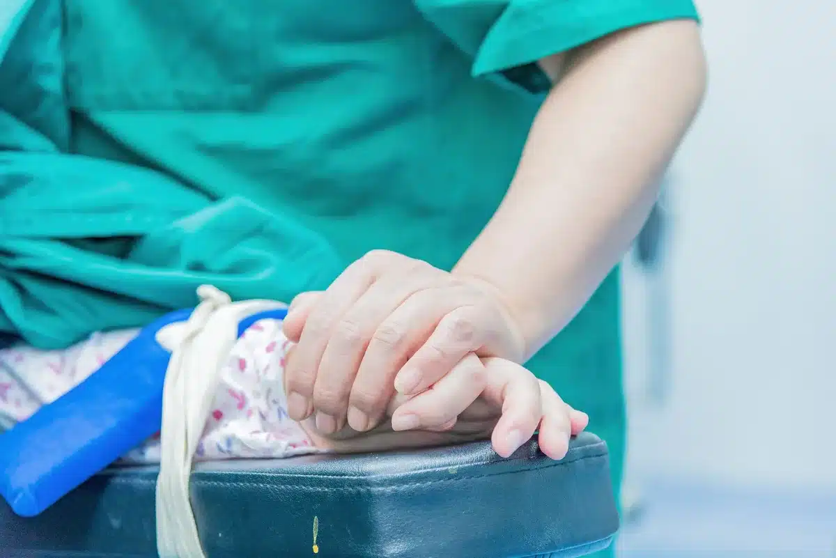 Paziente in reparto ospedaliero durante convalescenza post-operatoria