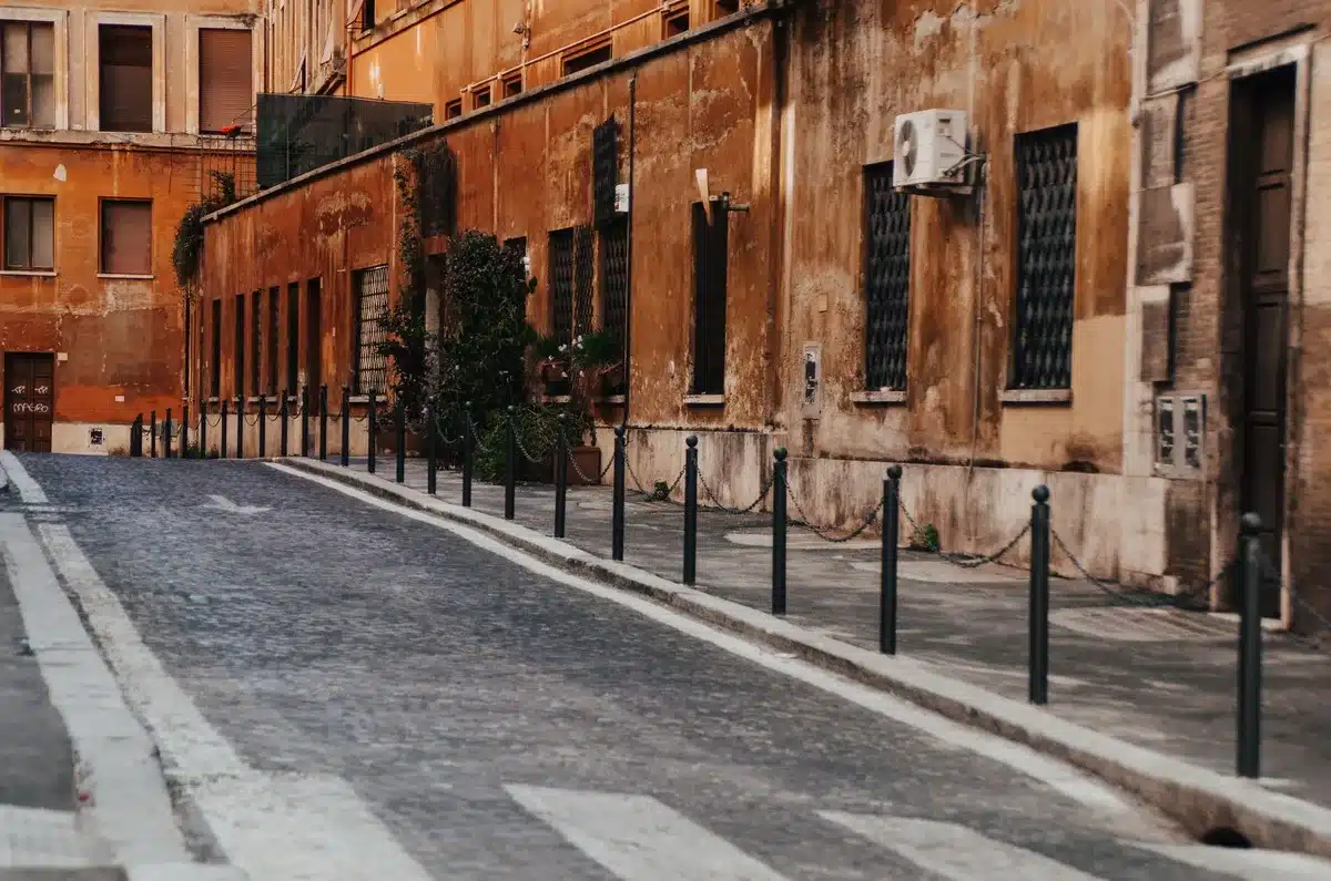 Veduta aerea di Roma d'agosto con strade vuote e architetture sotto il sole