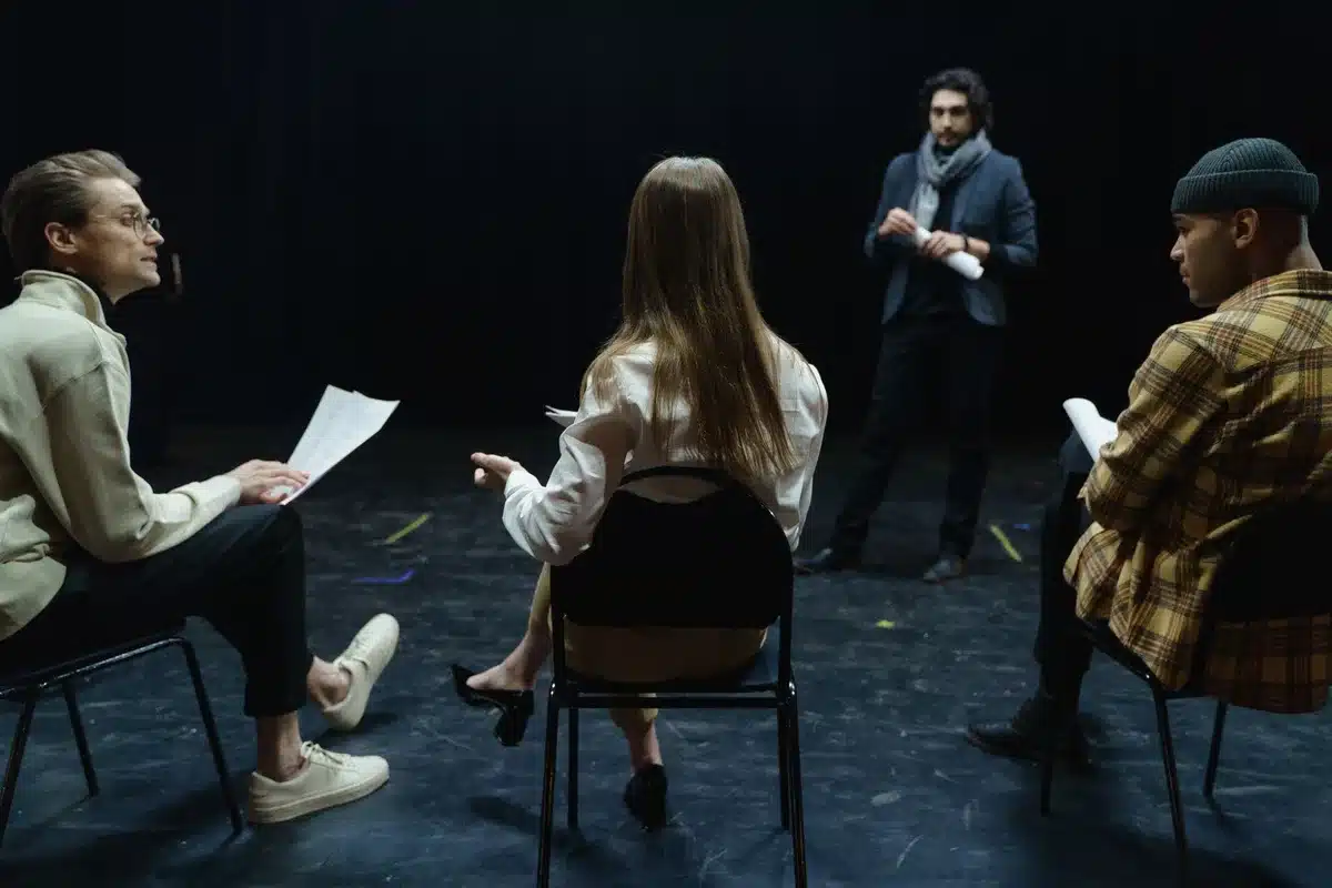 Un regista e un attore discutono il progetto di un film in una riunione creativa