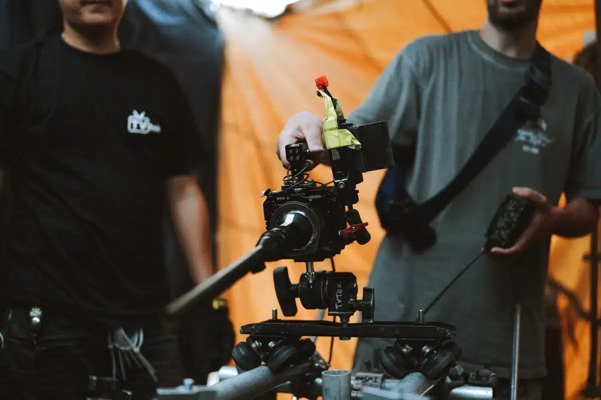 Scenografia di un set cinematografico con attrezzature professionali in preparazione
