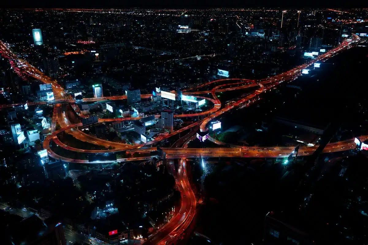 Installazione di infrastrutture 5G in ambienti urbani con antenne e torri di trasmissione