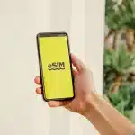 Schermo di smartphone che mostra barre di segnale di rete mobile e metriche di velocità dati