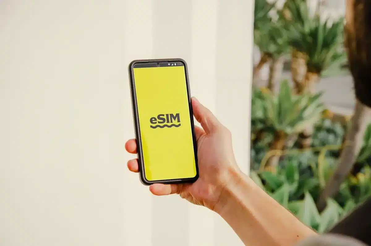 Schermo di smartphone che mostra barre di segnale di rete mobile e metriche di velocità dati