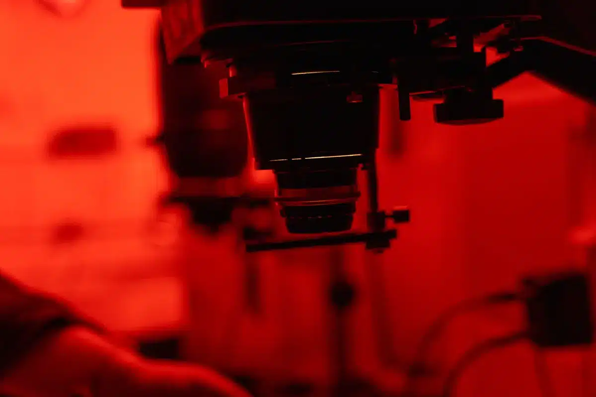 Dettaglio di una pellicola IMAX 70mm su un proiettore cinematografico professionale