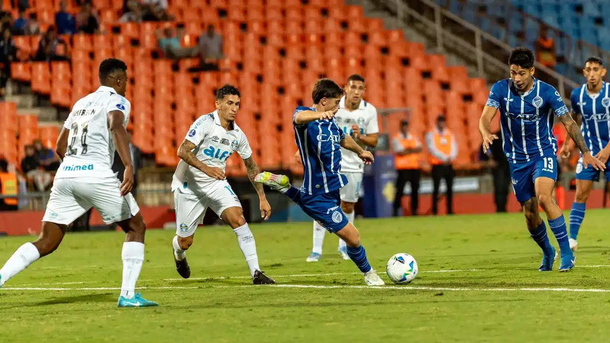 Calciatore in azione durante una partita internazionale di calcio