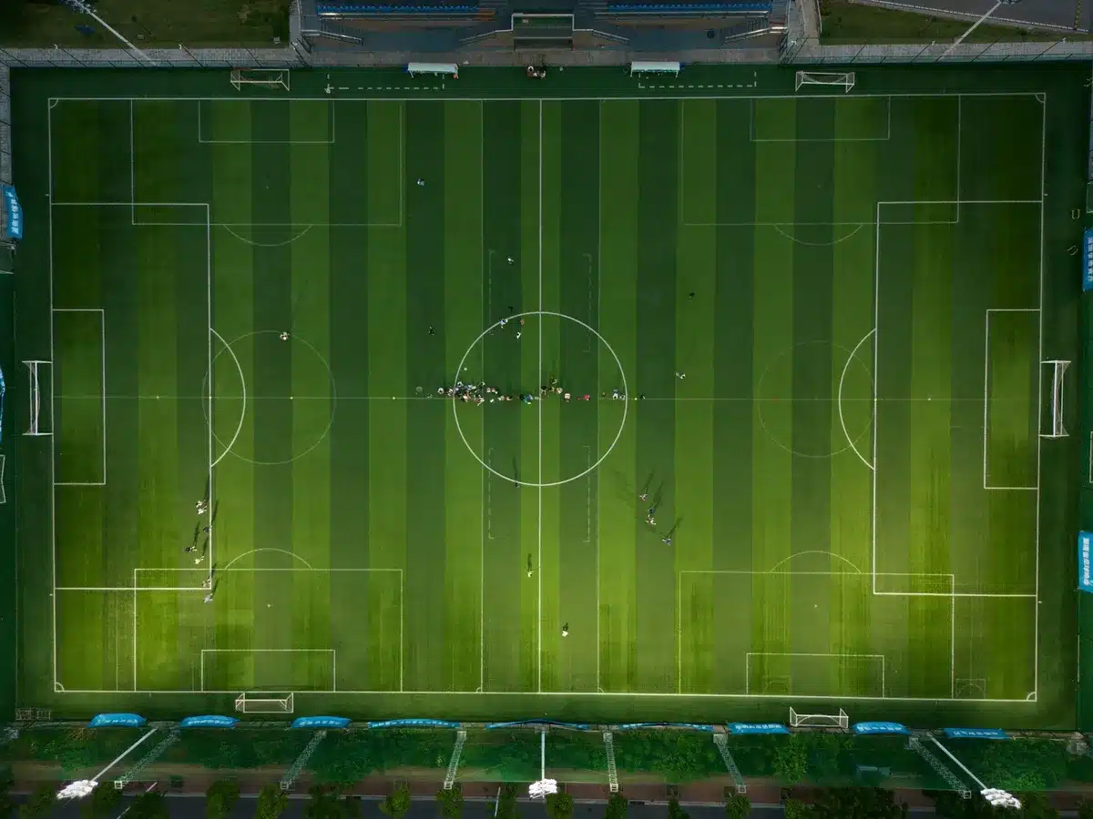 Stadio di calcio con spalti pieni e campo in perfette condizioni