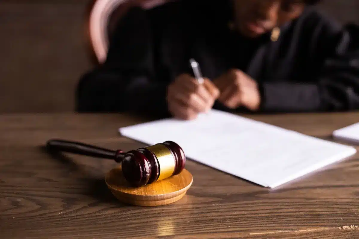 Documenti legali e fascicoli di processo su una scrivania