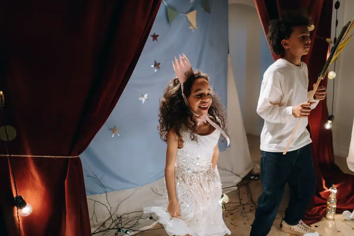 Una bambina che immagina di recitare e esibirsi davanti a un pubblico