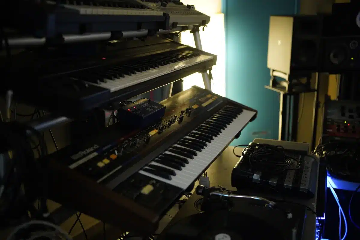 Sintetizzatore vintage in studio di registrazione con luci soffuse, strumento simbolo della musica elettronica retrò
