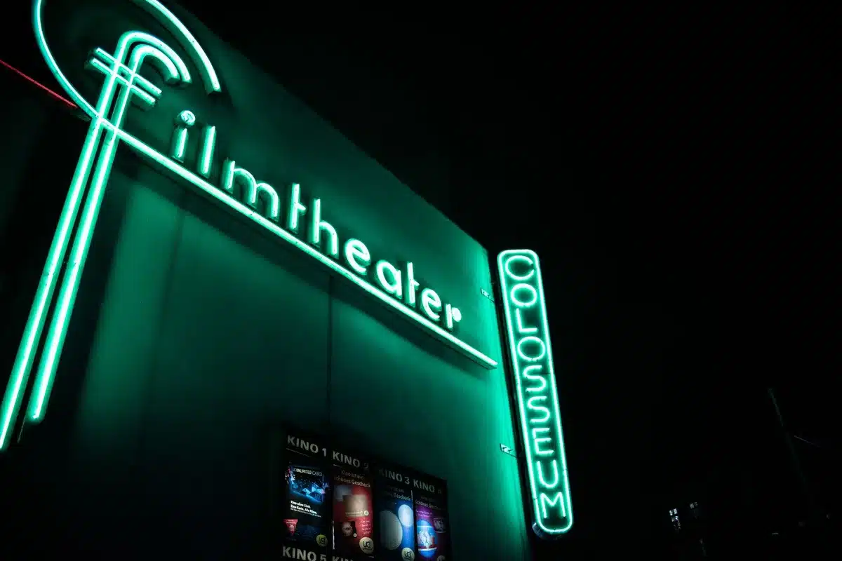 Scena cinematografica notturna con atmosfera sospesa e luci neon, momento visivo indimenticabile
