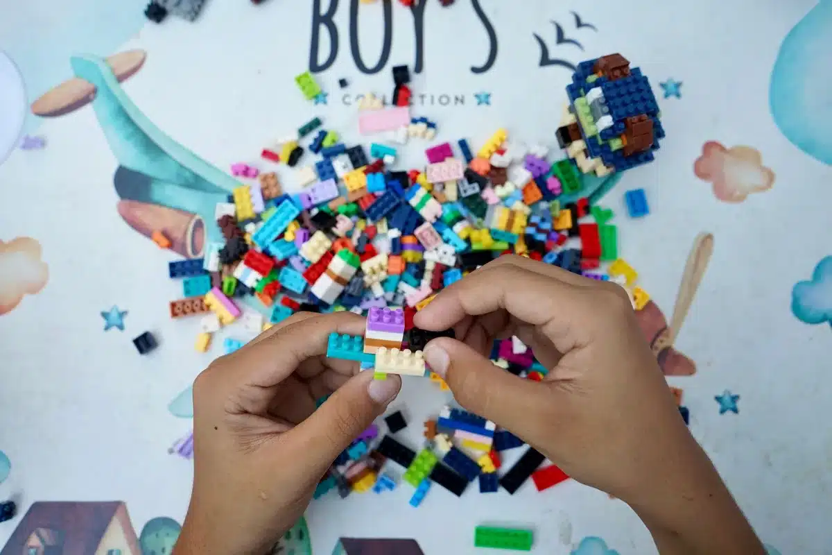 Personaggi LEGO animati in un'ambientazione colorata fatta di mattoncini