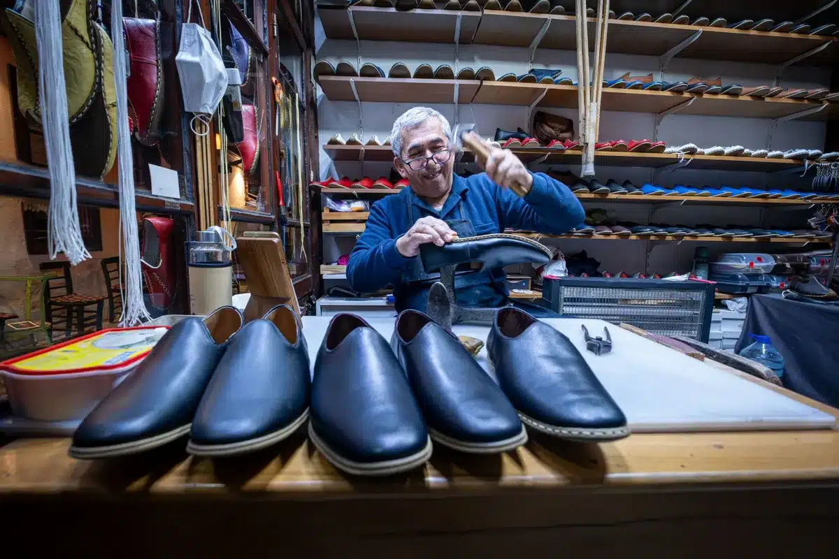 Dettaglio costruttivo di una scarpa con fodera in pelle, intreccio manuale e suola in gomma ibrida
