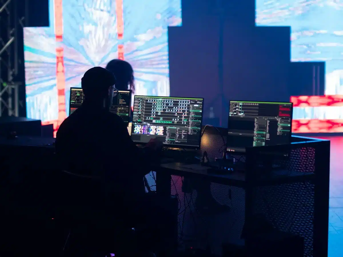 Palco di concerto con maxischermi digitali e proiezioni immersive in venue moderna