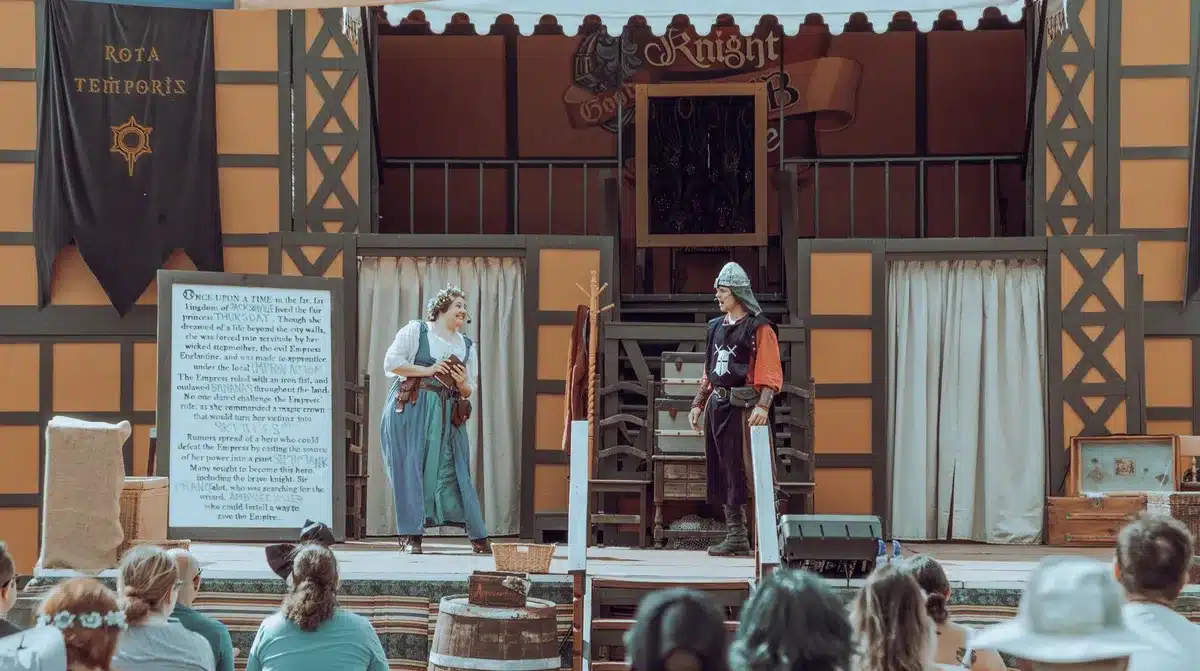 Scena di lettura dal vivo di una sceneggiatura su un palco con pubblico attento