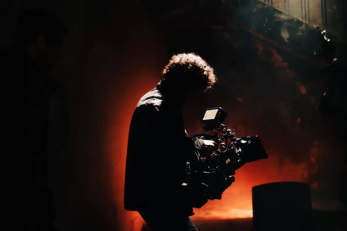 Regista al lavoro su un set cinematografico con attrezzature professionali