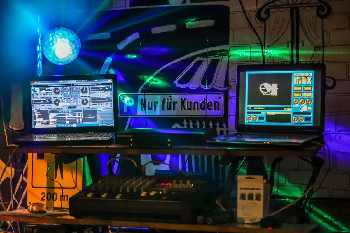 Consolle di produzione in studio con attrezzature audio e mixer per la creazione di musica dance