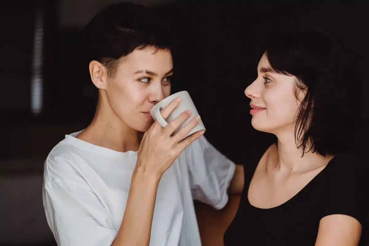 Amiche in un momento di connessione intensa e cura reciproca.