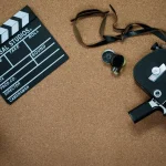 Proiettore cinematografico d'epoca che proietta ombre inquietanti su una parete di teatro