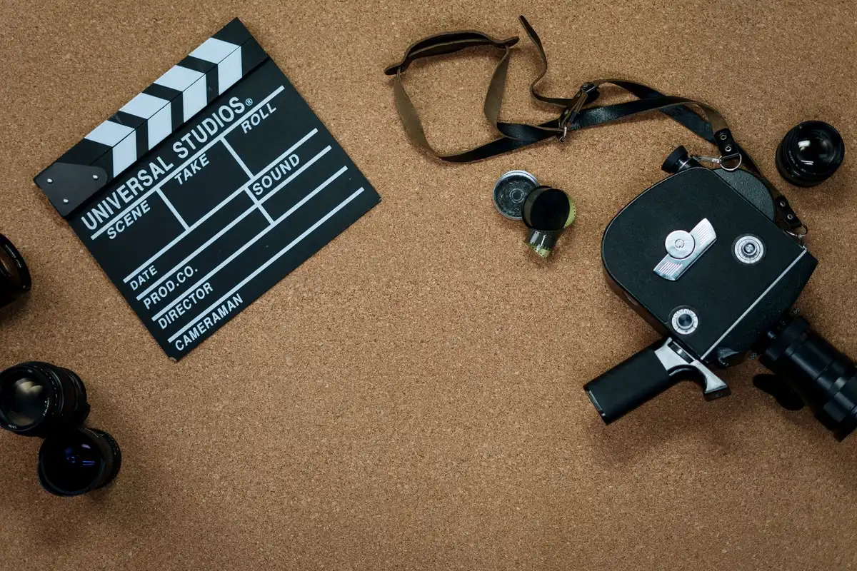 Proiettore cinematografico d'epoca che proietta ombre inquietanti su una parete di teatro