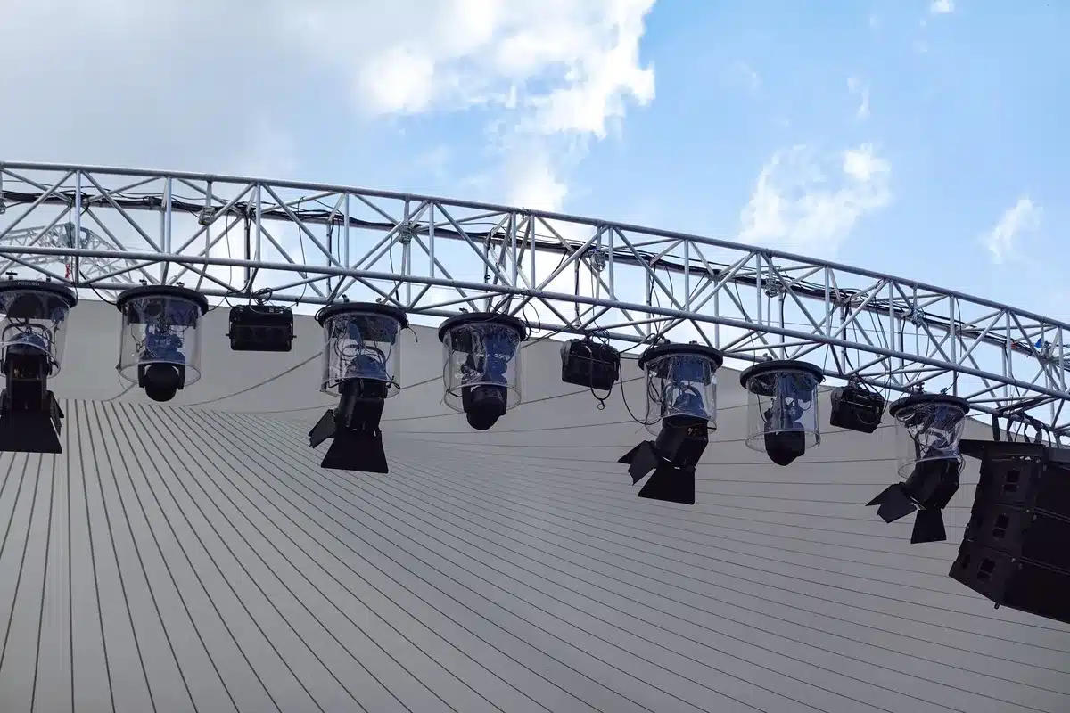 Palco di un concerto all'aperto con illuminazione e bordo della pedana