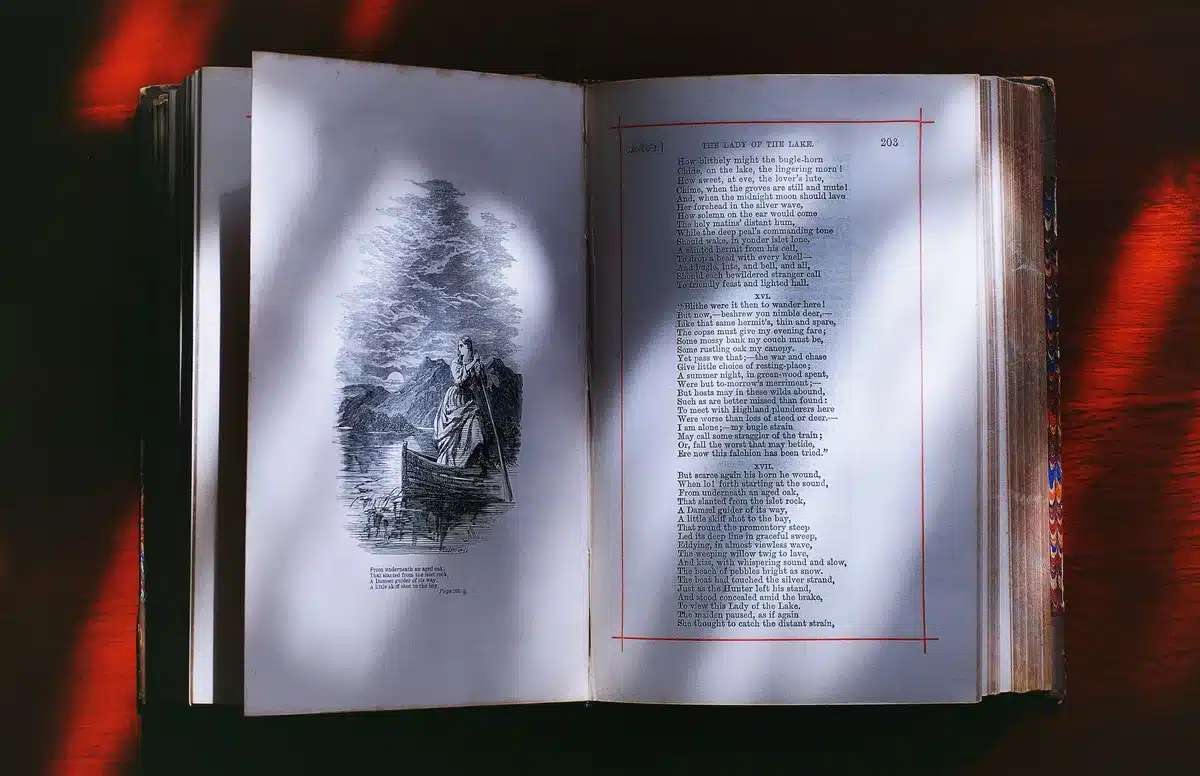 Manoscritto antico di un'opera epica con testo originale