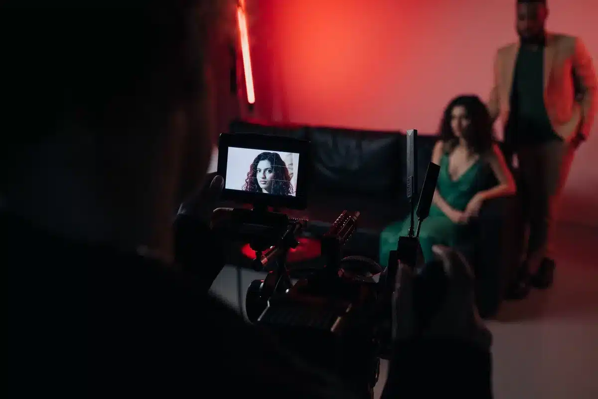 Attrice sul set di una grande produzione cinematografica durante le riprese