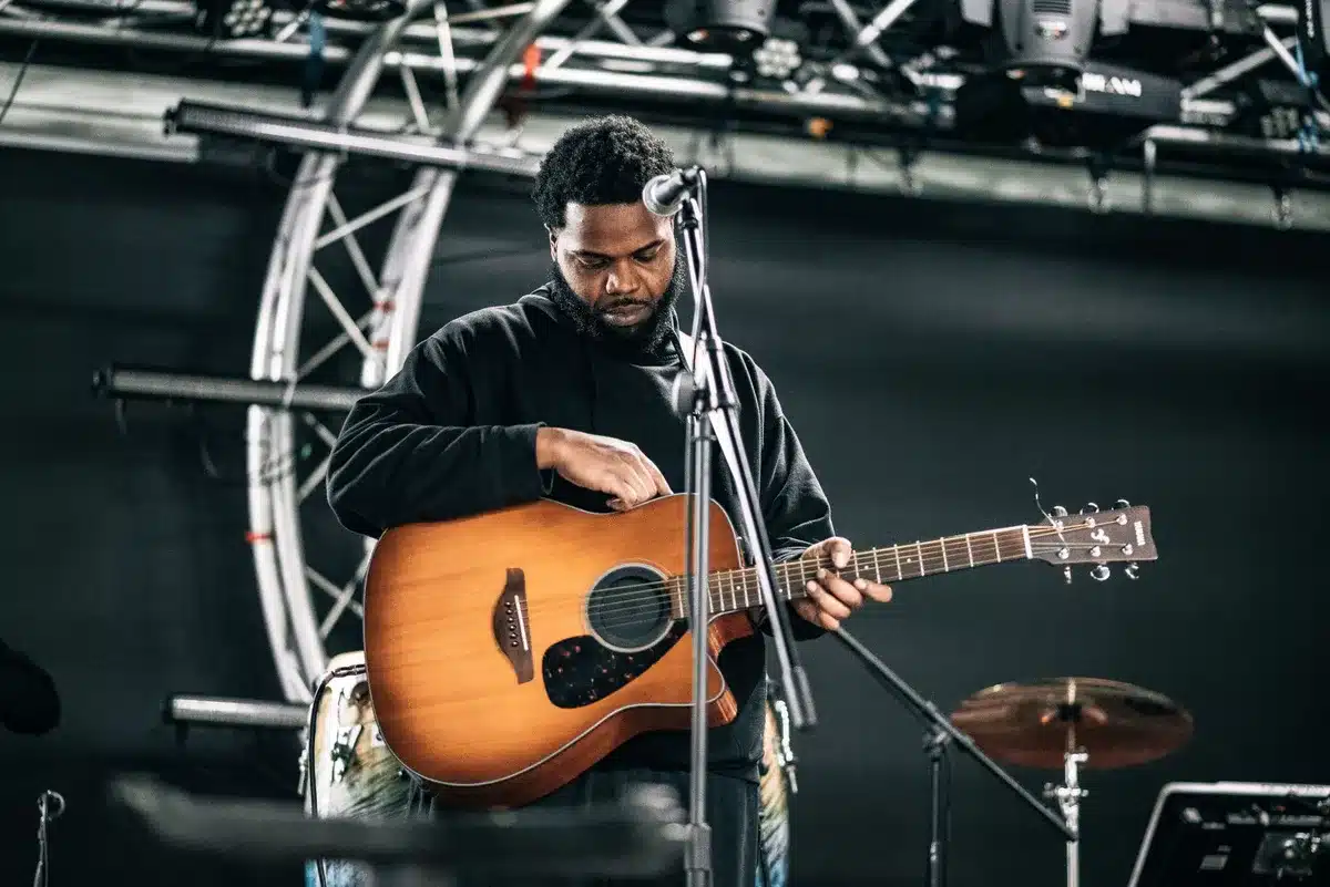 Musicista che prepara l'attrezzatura e le basi musicali prima di una performance dal vivo