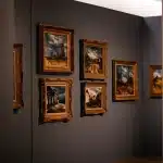 Interfaccia digitale di una galleria d'arte con opere classiche visualizzate su schermo ad alta risoluzione