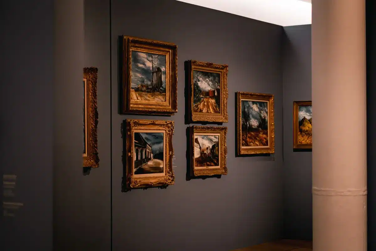 Interfaccia digitale di una galleria d'arte con opere classiche visualizzate su schermo ad alta risoluzione