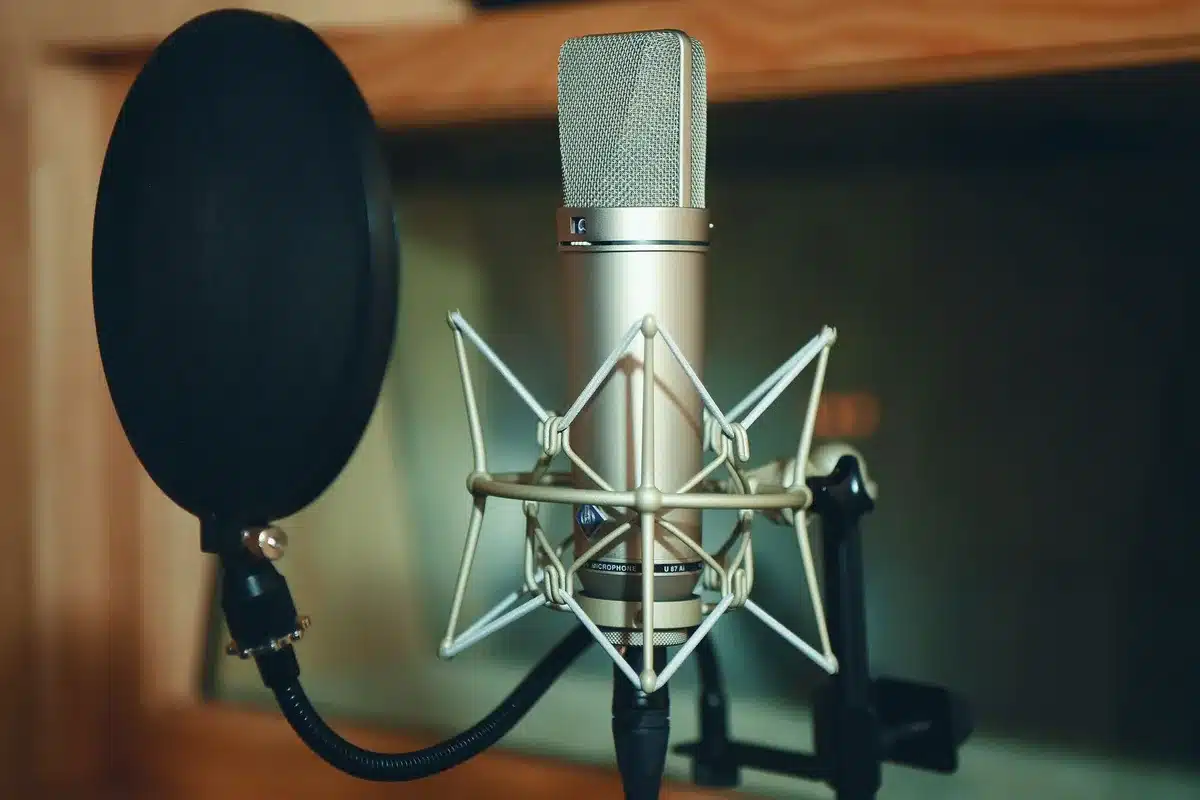 Microfono in studio di registrazione con luci soffuse, atmosfera intima
