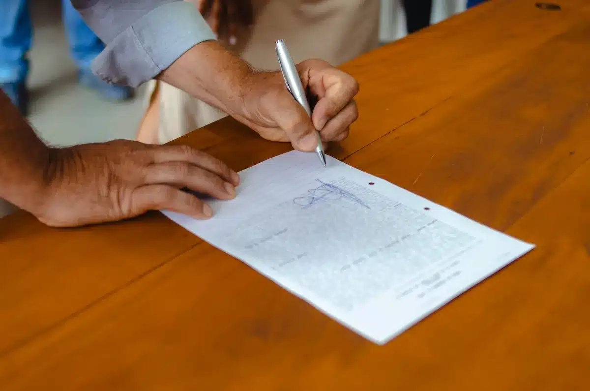 Ambiente di ufficio con documenti e computer per la gestione amministrativa delle decisioni