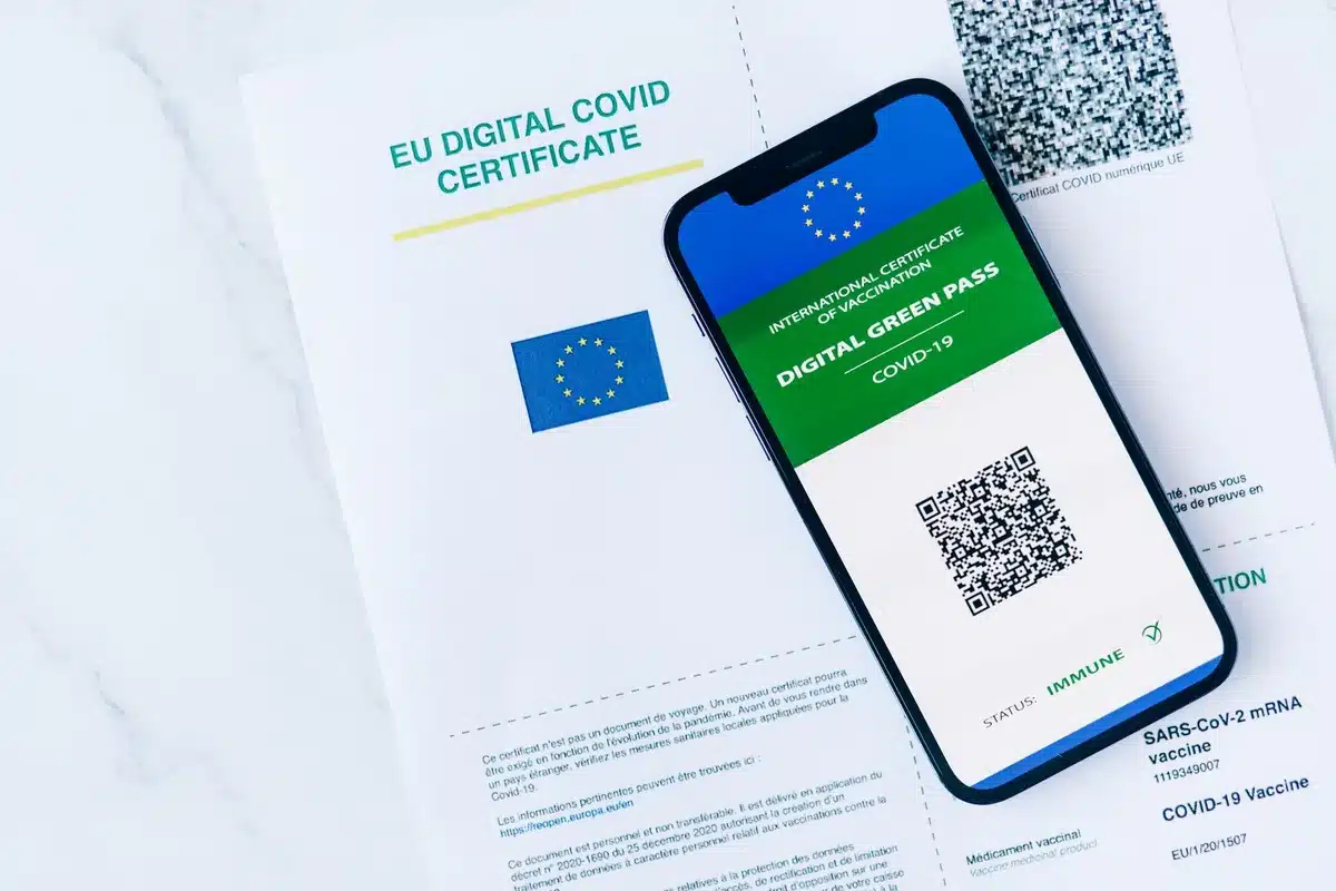 Documento d'identità e simboli di protezione dei dati personali su uno schermo