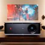 Il proiettore TCL con Netflix integrato è in offerta: il cinema arriva a casa tua