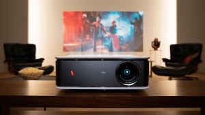 Il proiettore TCL con Netflix integrato è in offerta: il cinema arriva a casa tua